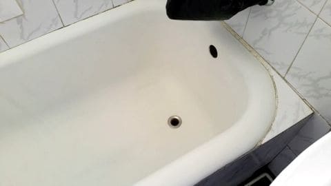 cada de baie vopsita dupa decapare curatare igienizare