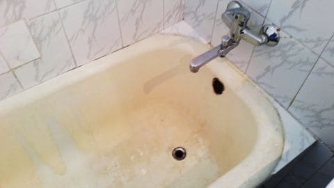 cada de baie vopsita inainte de reconditionare